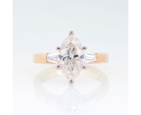 Solitär-Ring mit Marquise-Diamant. 18 kt. GG mit WG, gest. Der Diamant im Marquise-Schliff ca. 2 ct. Getönt(M/N).si. Seitlich