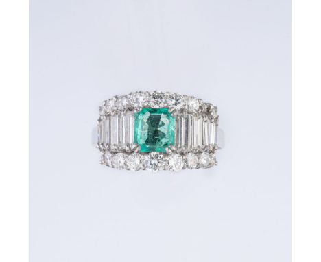 Hochfeiner Smaragd-Diamant-Ring. Platin, ungest. Erhöhter Ringkopf, der zentrale Smaragd ca. 0,95 ct. (ca. 6,2 x 6,6 x 3,3 mm