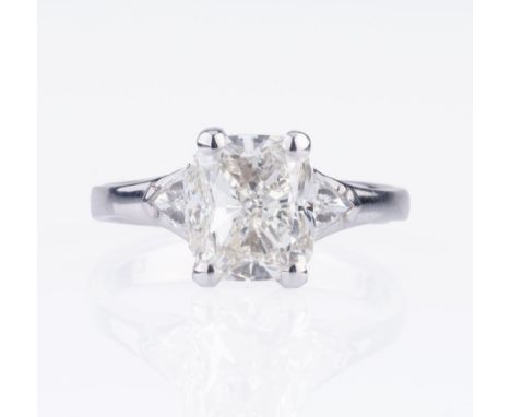 Hochkarätiger Solitär-Diamant-Ring. 18 kt. WG, gest. Der Diam. im Kissenschliff 3,46 ct. Leicht Getöntes Weiß(I).si1 (9,13 x 