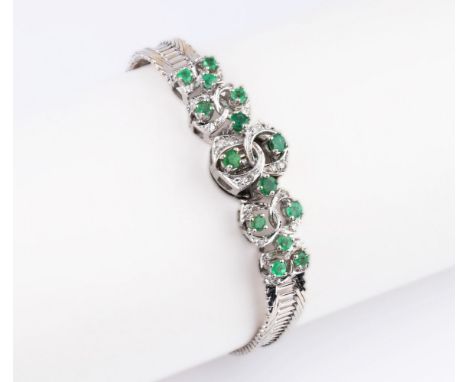 Vintage Smaragd-Diamant-Armband. Um 1960/70. 14 kt. Gold, rhodiniert, gest. Gestifteltes Armband zur Mitte verbreitert, erhöh