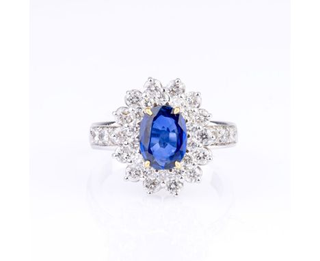 Hochfeiner Ring mit natürlichem Saphir und Brillant-Besatz. 18 kt. WG, gest. In GG-Krappenfassung der unerhitzte Saphir im Ov