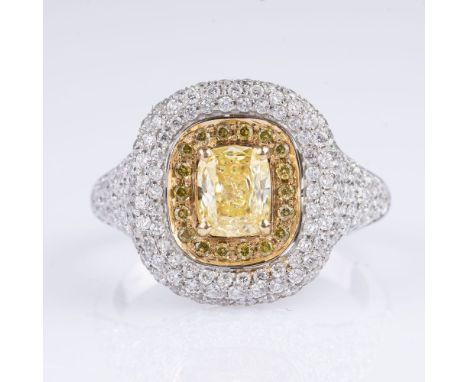 Fancy Diamant-Brillant-Ring. 18 kt. WG mit GG, gest. Der Ringkopf mit kissenförmigem Fancy-Diam. 0,82 ct. Fancy Intense Yello