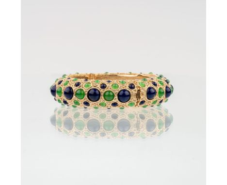 Christian Dior. Vintage Armreif. 1968. Vergoldet, gest. Chr. Dior Germany 1968. Umlaufend Besatz mit grünen und blauen Farbst