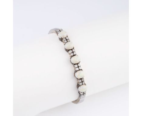 Opal-Brillant Armband. 18 kt. Gold, rhodiniert, gest., poliert und ziseliert. Domino-Armband, schauseitig mit 5 ovalen hellen