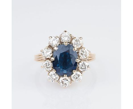 Ring mit natürlichem Saphir und Brillant-Besatz. Frankreich. 18 kt. WG, gest., frz. Garantiepunze. Der natürliche Saphir im O