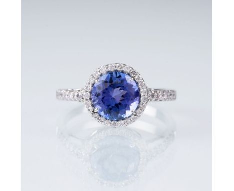 Tansanit-Brillant-Ring. 18 kt. WG, gest. Der Tansanit im Rundschliff ca. 2 ct., die Umfassung und der Reif mit 38 Kleinstbril