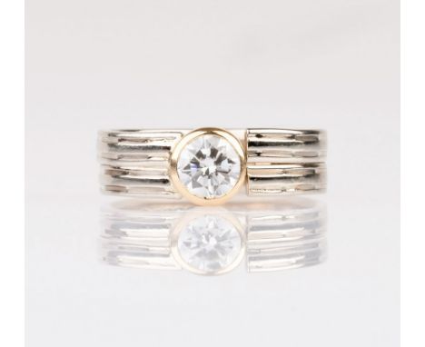 Solitär-Ring. 14 kt. GG und Gold, rhodiniert, gest., MZ: N. Der Brill. in GG-Zargenfassung ca. 0,85 ct. Feines Weiß(G)-Weiß(H