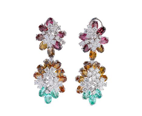 Paar Edelstein-Ohrringe 'Fiori Umbri'. 14 kt. WG, gest. Brisur und Hänger in Blütenform, reich besetzt mit insges. 72 kl. Bri