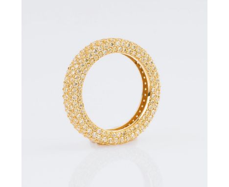 Memory Brillant-Ring. 18 kt. GG. Umlaufend in mehrreihiger Pavéfassung insges. 329 kl. Brill. zus. ca. 3,90 ct. Getöntes Weiß