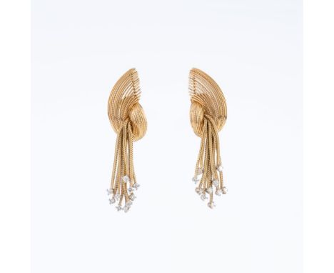 Paar Vintage Ohrclips mit Brillanten. Um 1950.  18 kt. GG mit WG, ungest. Geschwungene Brisur mit beweglich montierten Ketten
