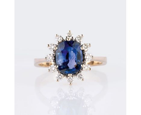 Saphir-Brillant-Ring. 14 kt. WG, gest. Der Saphir im kissenförmigen Ovalschliff ca. 2,46 ct. (ca. 8.90 x 7 x 4,1 mm) mit 12 k