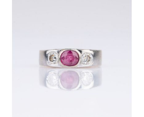 Rubin-Brillant-Ring. 14 kt. Gold, rhodiniert. Zargengefasster Rubin im Ovalschliff ca. 0,65 ct. (ca. 5,5 x 4,6 x 3 mm) mit zw