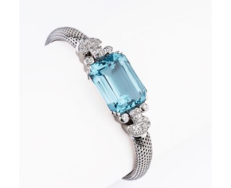 Diamant-Armband mit farbintensivem Aquamarin 'Santa Maria'. 14 kt. WG, MZ: Be. Der Aquamarin im Smaragd-Schliff ca. 20 ct. (c