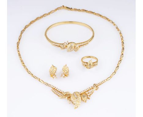 Diamant-Parure mit Collier, Armreif, Ring und Paar Ohrlips. 18 kt. GG, gest. Reicher Besatz mit Diam. im Brillant-, Baguette-
