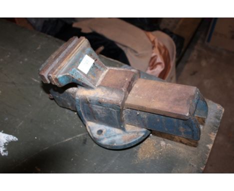 A VINTAGE '125' BENCH VICE