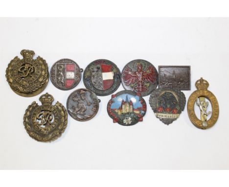 A COLLECTION OF VINTAGE WAR RELATED BADGES TO INCLUDE CAP BADGES 