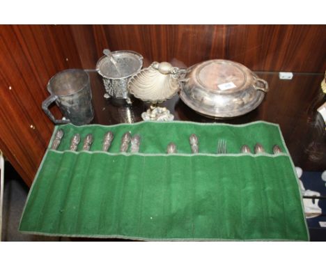 A SMALL QUANTITY OF SILVER PLATED METALWARE TO INCLUDE KNIVES AND FORKS, SHELL SHAPED BOWL ETC,