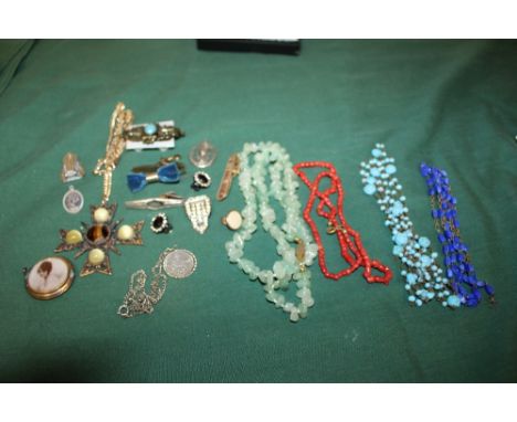 A BOX OF VINTAGE JEWELLERY TO INCLUDE A ROLLED GOLD MOURNING BROOCH A/F, TOGETHER WITH A BOX OF VINTAGE BEADED NECKLACES (2) 