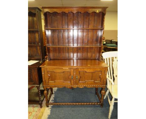 AN EARLY 20TH CENTURY OAK DRESSER WITH BOBBIN TURNED SUPPORTS W- 121 CM