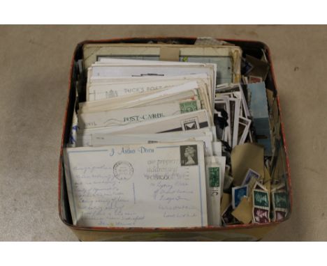 A TIN OF VINTAGE POSTCARDS AND STAMPS ETC. 