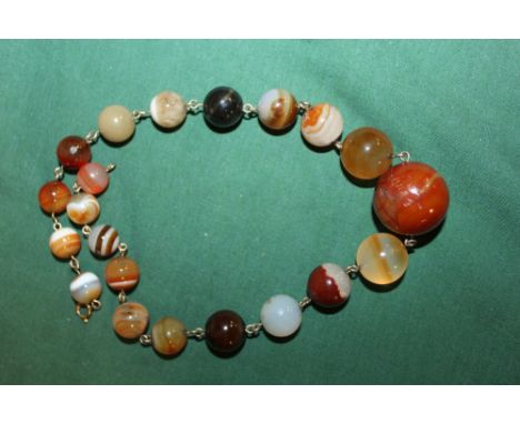 A VINTAGE LARGE AGATE BEAD NECKLACE OVERALL LENGTH -46CM 