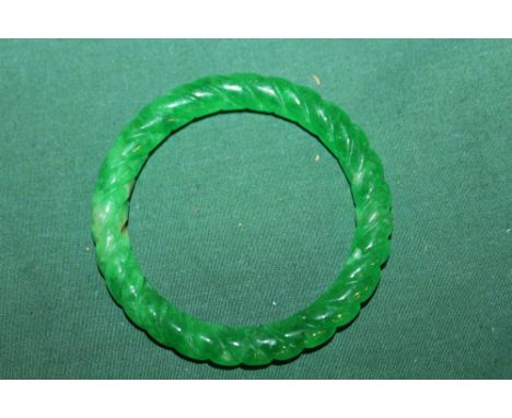 A JADE TYPE ROPE TWIST EFFECT BANGLE 
