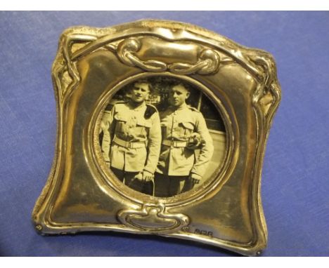 AN ANTIQUE ART NOUVEAU SILVER PICTURE FRAME, BIRMINGHAM 1905