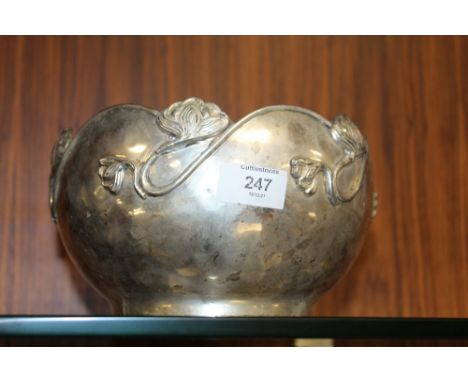 AN ART NOUVEAU UNMARKED WHITE METAL BOWL WITH FLORAL DETAIL, DIA. 21 CM