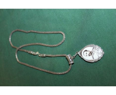 A VINTAGE EASTERN STYLE ENAMELLED PENDANT ON STERLING SILVER CHAIN OVERALL WEIGHT - 38.2G 