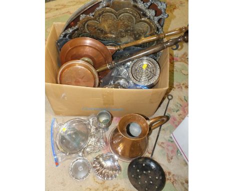 A BOX OF ASSORTED METALWARE TO INCLUDE SILVER PLATED SERVING TRAYS, LARGE COPPER JUG, COPPER WARMING PANS ETC.