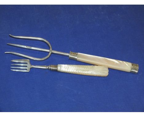 AN ANTIQUE SILVER AND MOTHER OF PEARL PICKLE FORK BY GEORGE UNITE AND A SILVER AND MOTHER OF PEARL BREAD FORK (2)