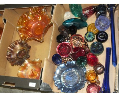 FOUR TRAYS OF COLOURED GLASSWARE TO INCLUDE CARNIVAL GLASS, CAITHNESS, STUDIO GLASS ETC.