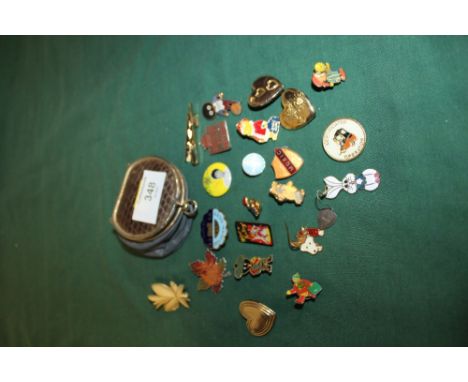 A COLLECTION OF VINTAGE PIN BADGES AND BROOCHES ETC. 