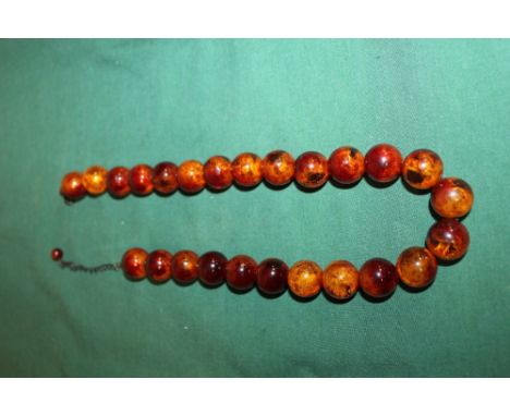 A VINTAGE AMBER BEAD NECKLACE OVERALL LENGTH - 46CM APPROX 