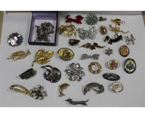 A COLLECTION OF VINTAGE AND MODERN BROOCHES 