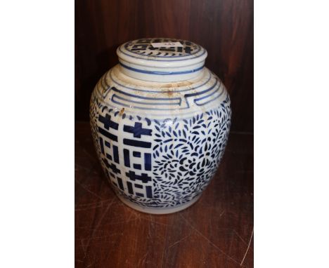 A LARGE VINTAGE ORIENTAL CERAMIC BLUE AND WHITE GINGER JAR, H 23 CM