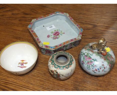 A COLLECTION OF FOUR ORIENTAL CERAMIC PIECES TO INCLUDE A BUTTERFLY PATTERN FOOTED DISH