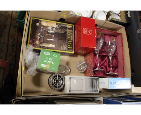 A TRAY OF BOXED GLASSWARE TO INCLUDE A PAIR OF ROYAL DOULTON CRYSTAL WINE GLASSES