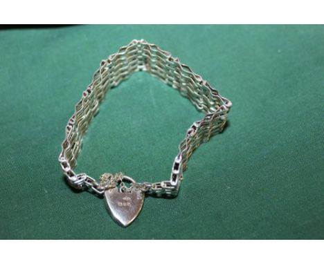 A HALLMARKED SILVER GATE LINK BRACELET APPROX WEIGHT - 21.9G 