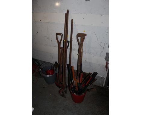 A QUANTITY OF GARDEN HAND TOOLS ETC