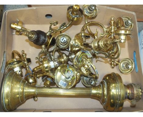 A BRASS COLUMN OIL LAMP TOGETHER WITH BRASS EFFECT LIGHT FITTINGS