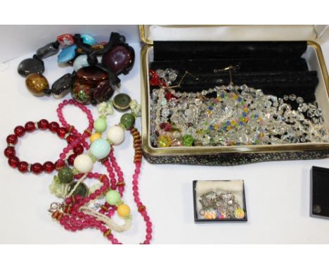 A BOX AND BAG OF VINTAGE GLASS BEAD NECKLACES ETC. 