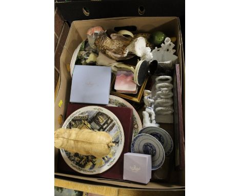A TRAY OF CERAMICS AND COLLECTABLES TO INCLUDE A CAST IRON PIGGY BANK, GOEBEL OWL FIGURE ETC.