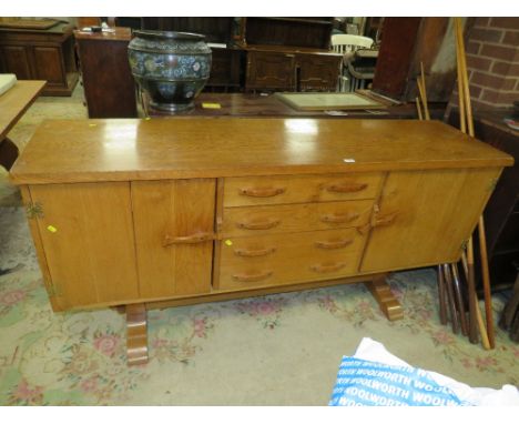 AN ARTS AND CRAFTS STYLE LIGHT OAK SIDEBOARD, H 91 CM, W 185 CM