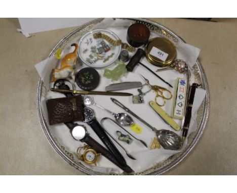 A SILVER PLATED TRAY OF COLLECTABLES TO INCLUDE WRISTWATCHES, JADE STYLE CAT FIGURE ETC. 