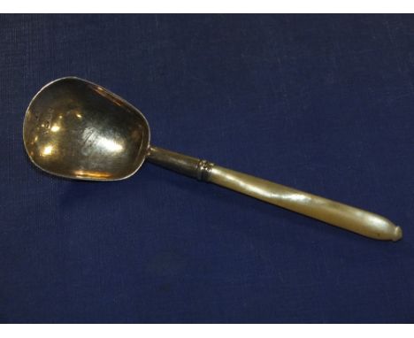 AN ANTIQUE HALLMARKED SILVER AND MOTHER OF PEARL CADDY SPOON, BIRMINGHAM 1877