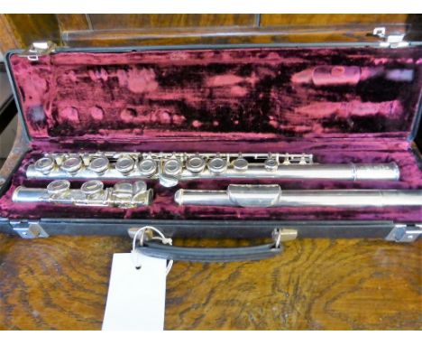 A cased Buffet Crampton scale ARC"E" flute.