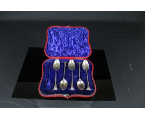 Five silver coffee spoons, scroll pattern, London 1896, makers mark of William Hutton & Sons, in fitted case, 55grs