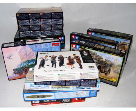 21 various boxed mixed scale modern issue military and sci-fi kits, to include military vehicles, various ships, and Star War