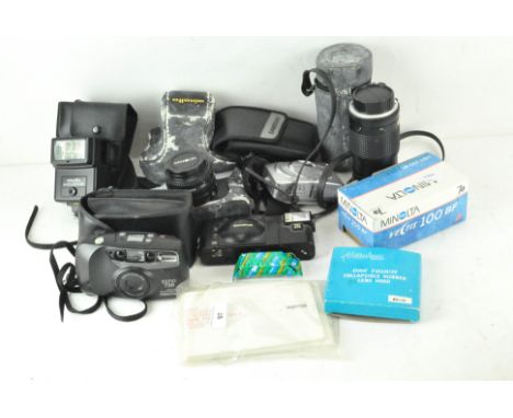 A collection of vintage cameras, comprising a Minolta Vectis 100BF, boxed, Minolta G1 with Minolta lens, hood and wide panel,